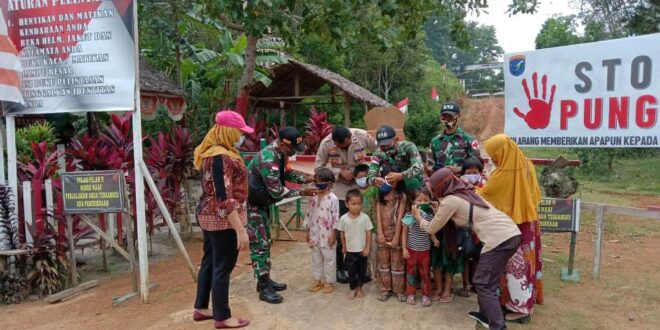 Peringati HKN Ke-56, Satgas Yonif 642 Bersama&nbsp;Stakeholder&nbsp;Bagikan Masker dan Sosialisasikan Protokol Kesehatan