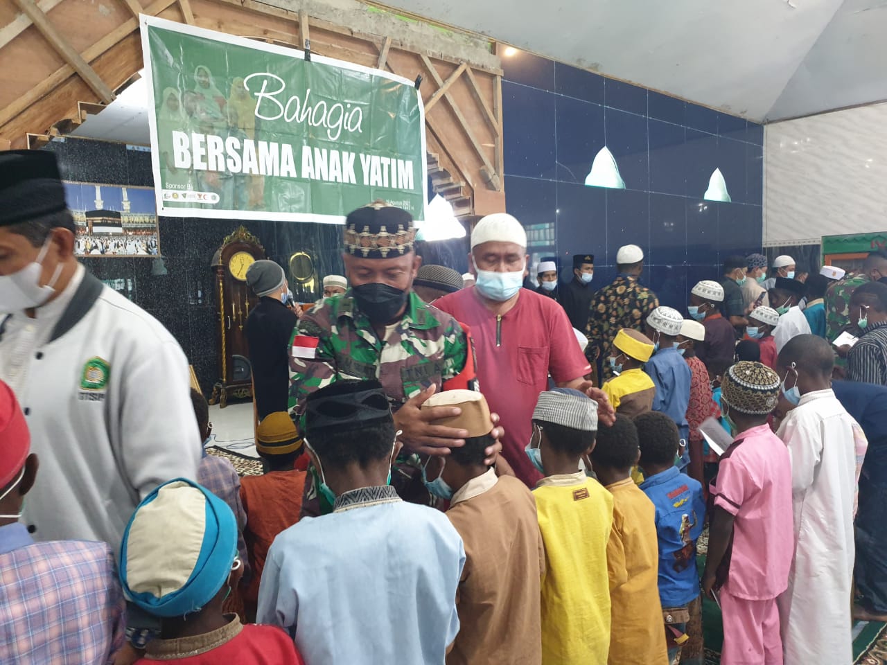 Satgas TNI Bersama Organisasi Islam Laksanakan Pemberian Santunan Terhadap Anak Yatim Piatu